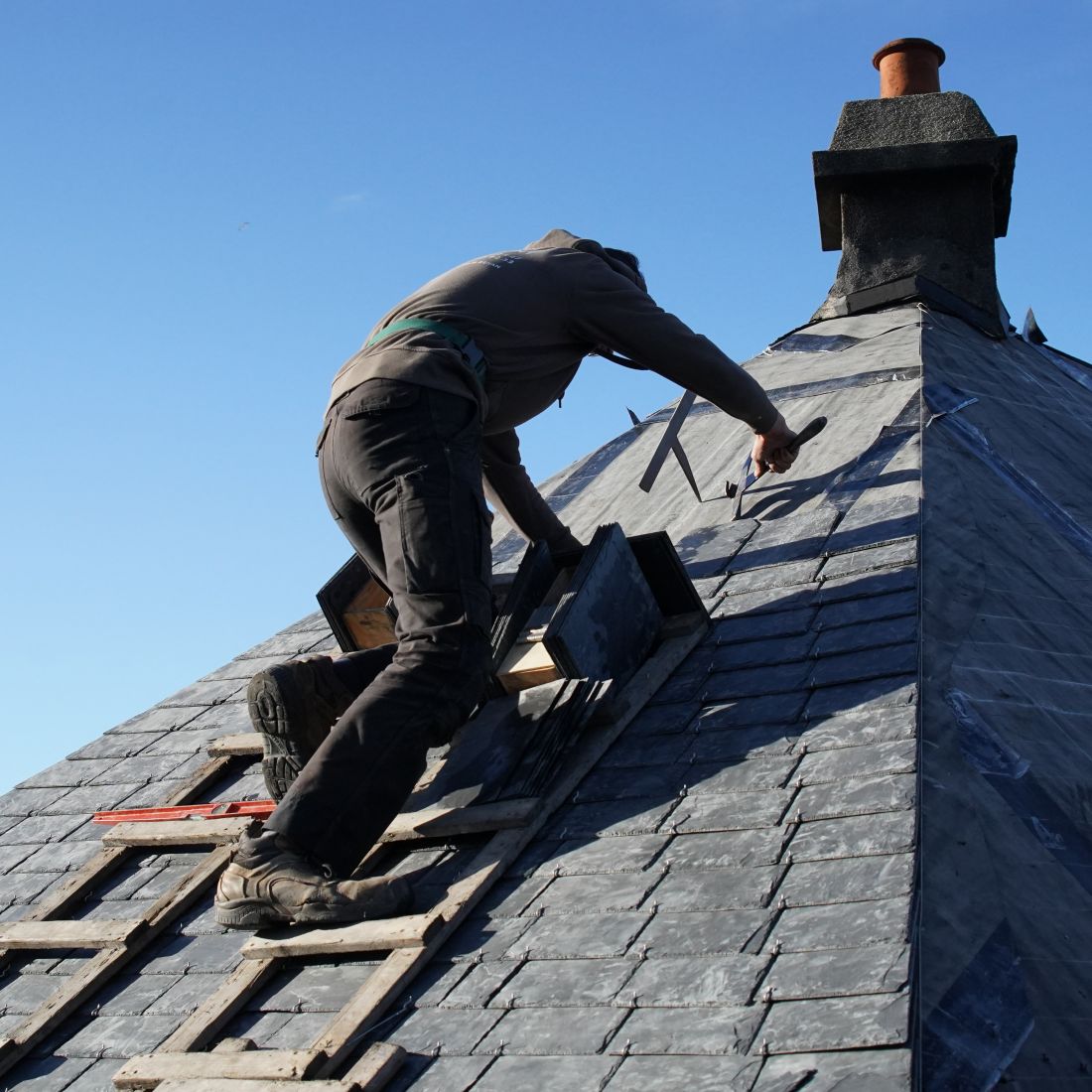 Rénovation d'une couverture ardoise dans le Finistère Nord Rénovation d'une couverture ardoise dans le Finistère Nord