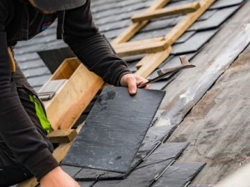 Une toiture se construit étape par étape.

Derrière chaque couverture, il y a des heures de travail, d’expérience et de savoir-faire pour protéger...