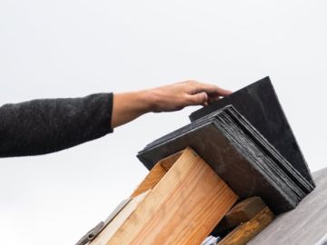 Vous saviez qu’il faut environ 42 ardoises pour couvrir 1 m² de toiture ? 🤔

Et qu’une seule ardoise pèse près de 1 kg ?

En 2025, ça donne chez nous :
👉 1...