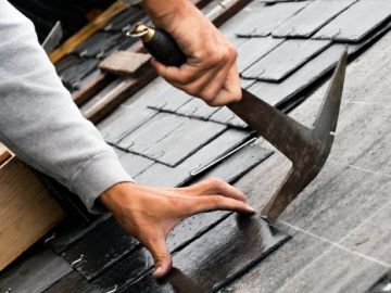 Une bonne couverture, ça commence bien avant la pose des ardoises ⚒️

Analyse du support, choix des matériaux, précision des gestes…

Chaque détail compte...