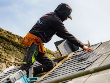 Pluie, vent, froid… ou grand soleil 👷‍♂️

Sur les toits du Finistère, nos équipes sont présentes été comme hiver pour protéger durablement vos maisons ⚒️...