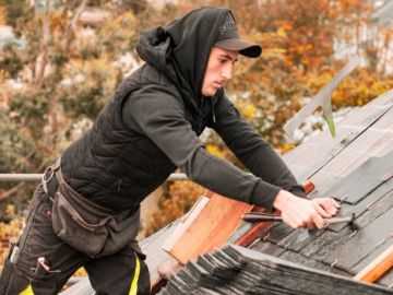 Les feuilles tombent, les ardoises se montent ! 🍂

En ce moment, nos équipes sont sur les toits, crochet après crochet ⚒️

#couvreur #finisterenord #ardoise...