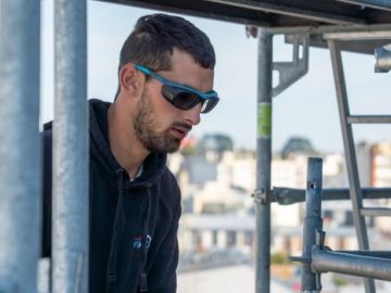 Kevin, Fred et Timothé portent désormais des lunettes de protection à leur vue sur les chantiers. Le premier retour de Kevin :

« J'ai moins de projections...