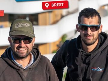Ces pièces de zinc sont pliées à l'atelier avant d'être montées sur le toit. 🪜

À Brest, sur le chantier au-dessus de la gare, l'ardoise était quasiment...